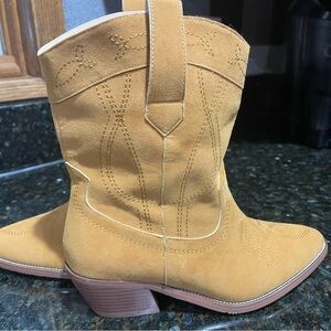 Modotope Cowboy boots 7.5. Never worn .